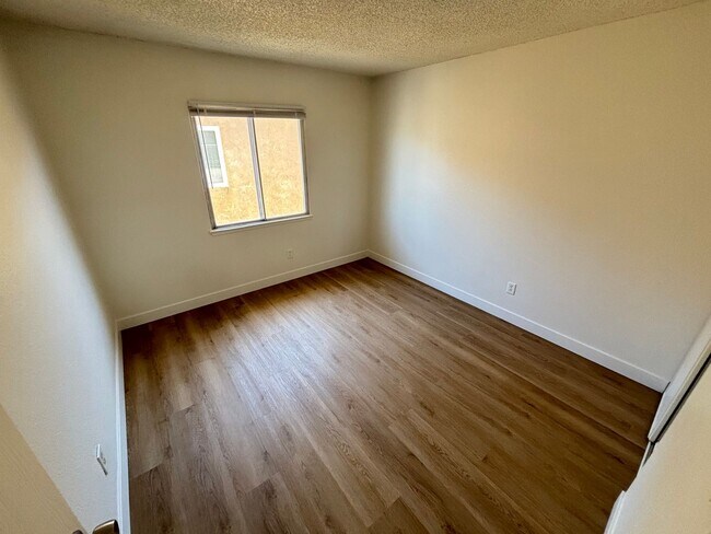 Building Photo - 3431 E Cheyenne Ave