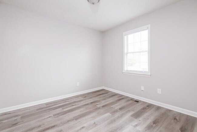 Building Photo - 2213 Maybrook Dr