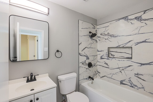 Building Photo - 733 Farnham Pl