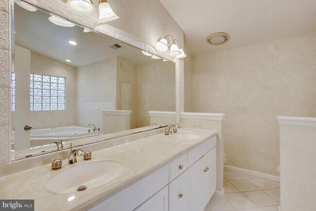 Building Photo - 9801 Clydesdale St