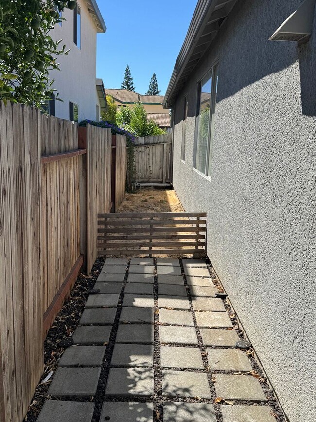 Building Photo - Clean Updated 3 Bedroom 2 Bathroom 1527 Sq...