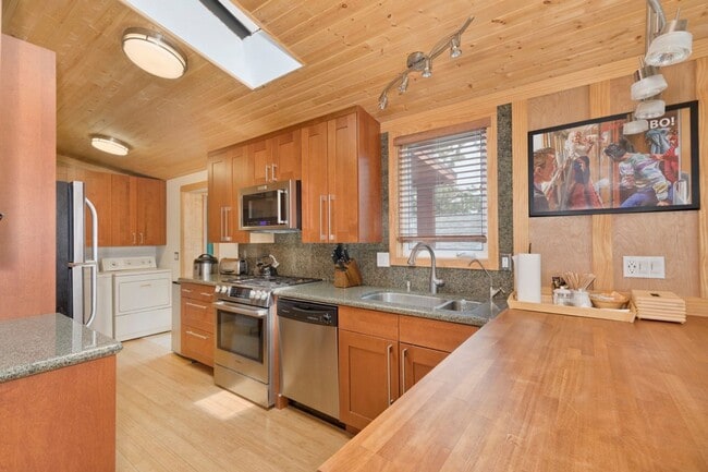 Building Photo - Fully Furnished & Move-In Ready Home – Long-Term Housing Available in Mammoth Lakes