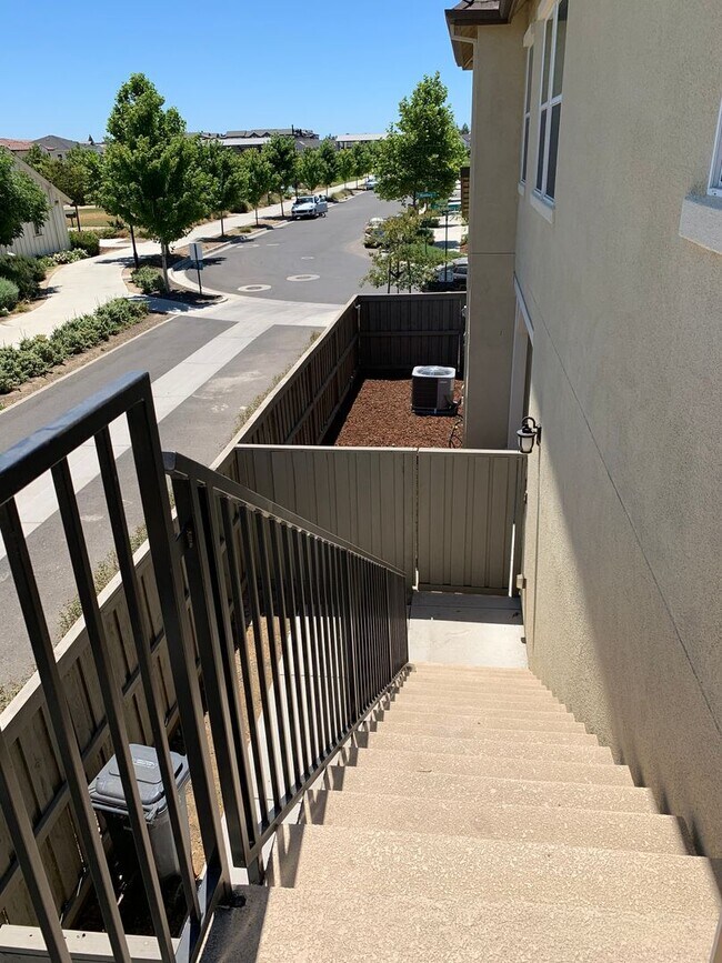 Building Photo - Nice 1 Bed 1 Bath upstairs apartment in the Cannery Neighborhood