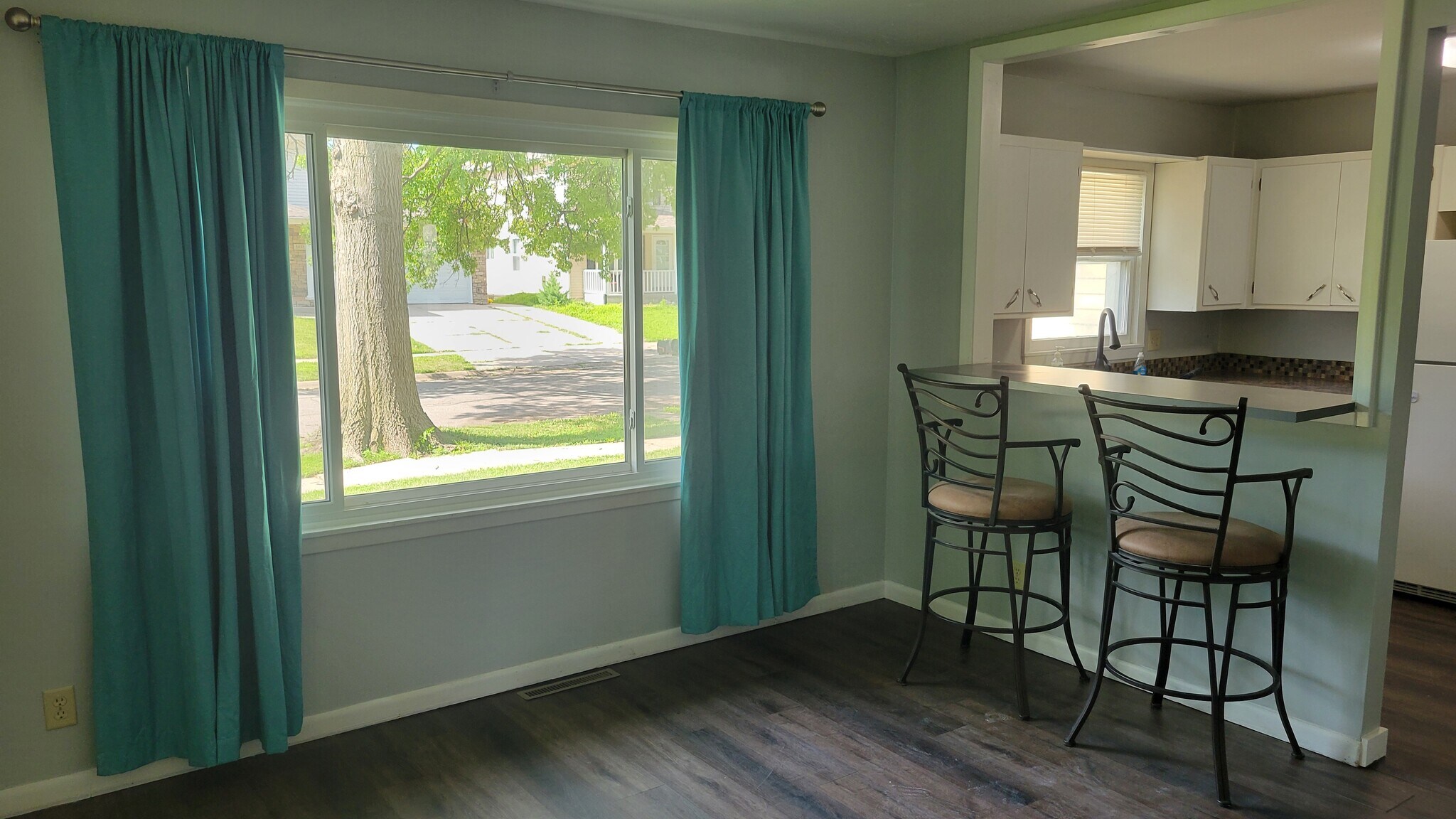 Living/dining - 5050 Dudley St