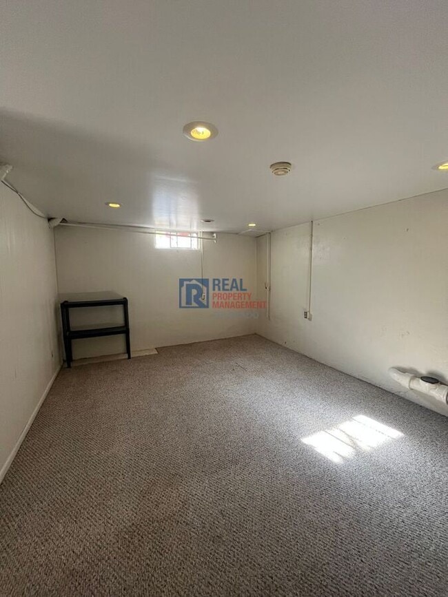 Building Photo - 2564 S Yates St