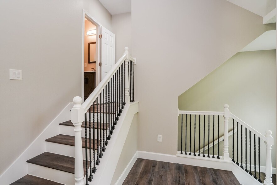 Building Photo - 2118 Oatfield Dr