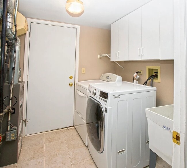 Building Photo - 707 Clover Hill Ct