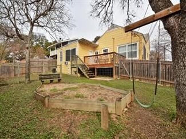 Building Photo - Available: Updated, spacious Tarrytown 4 bed / 4 bath, furnished or unfurnished
