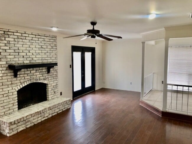 Building Photo - UPDATED IN TOWN SOUTH-LARGE 4/3 BRICK HOME-VERY NICE