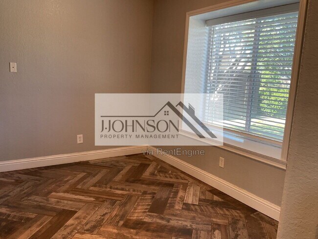 Building Photo - 15136 Cambridge Dr