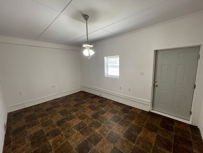 Building Photo - Freshly painted 3 bedroom 1.5 bath house with very large yard!  Pet Friendly!