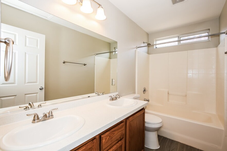 Building Photo - 3520 Terraza Mar Ave