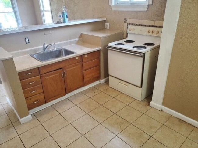Building Photo - 1 Bedroom Home In Pontiac