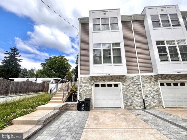 Building Photo - 488 Evergreen Ave