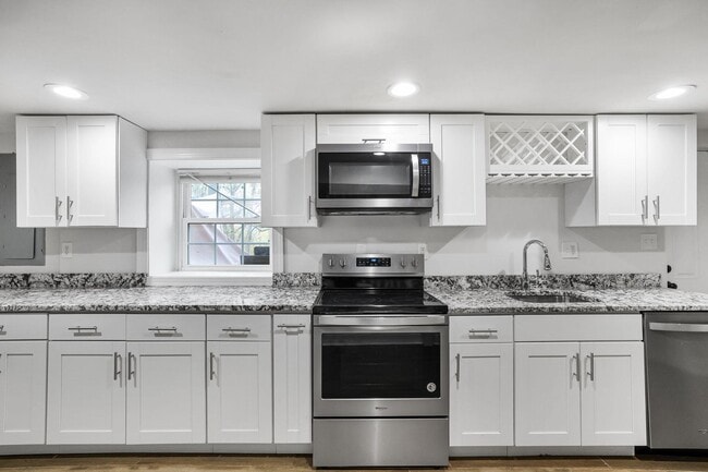 Building Photo - 3158 Westover Dr SE