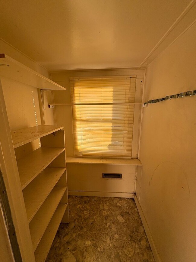 Building Photo - California St