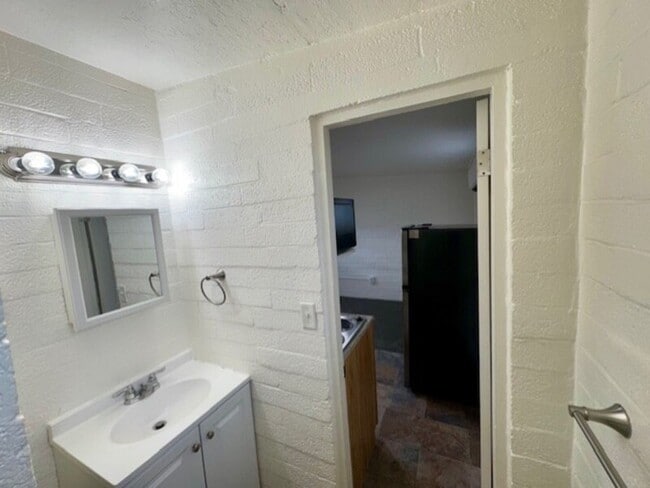 Building Photo - 1643 S State St