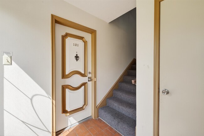 Building Photo - 7600 Burgoyne Rd