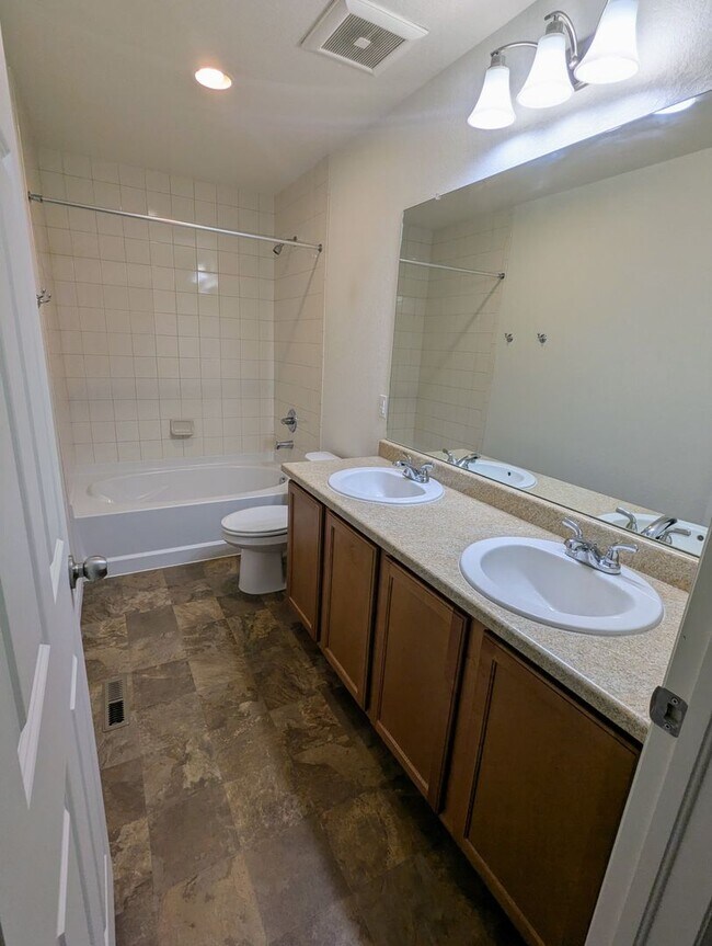 Building Photo - MASSIVE 4-BEDROOM, 3-BATHROOM HOME NEAR DI...
