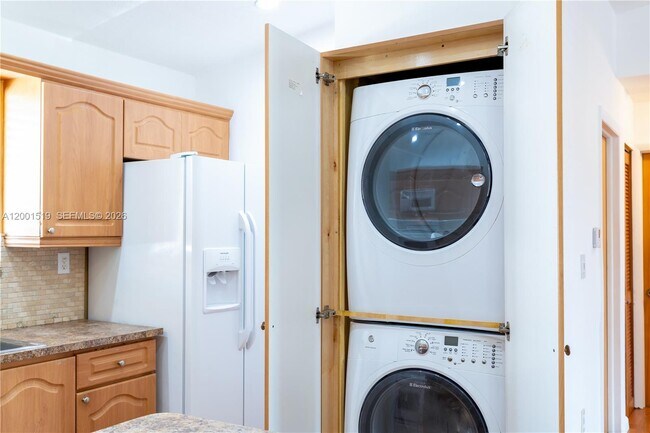 Building Photo - 10017 W Okeechobee Rd