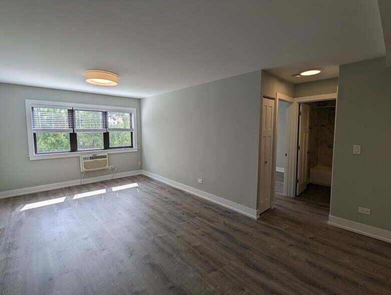 Building Photo - 456 W Barry Ave