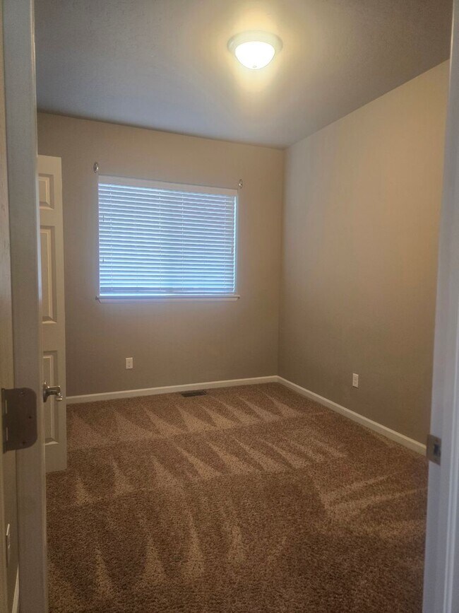 Building Photo - 1558 Poplar Dr