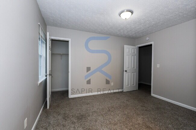 Building Photo - Move-In Ready & Freshly Updated – Stylish 2 Beds,2.5 Bath in the Heart of Cobb