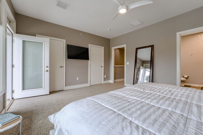 Building Photo - Prime Downtown 2-Bedroom Condo Steps from the Old Market!!