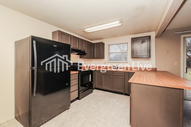 Building Photo - 4727 Stonehedge St