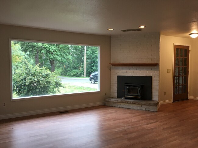 Building Photo - Charming 2 Bedroom 1 Bath Home
