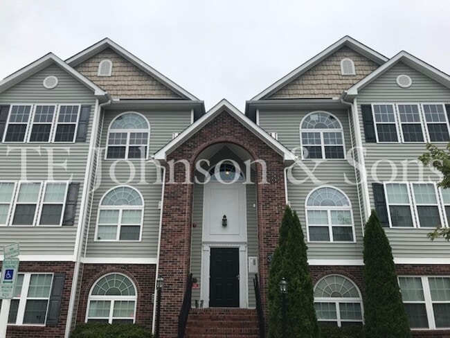 Building Photo - Lovely 2 Bedroom Condo Off Hwy 150