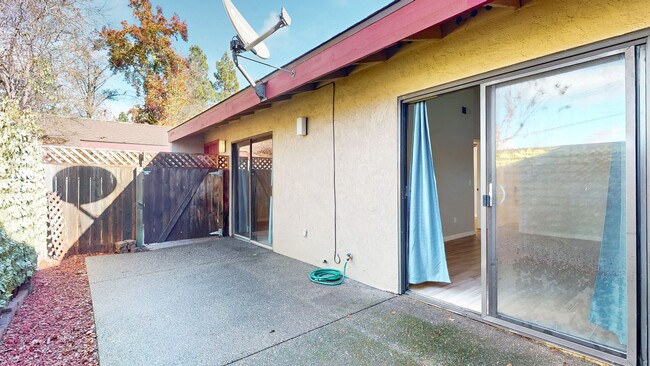 Building Photo - Spacious and Bright 1 Bedroom 1 Bath end unit at Redwood Village!