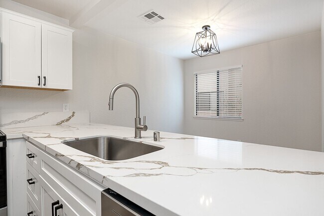 Building Photo - Newly remodeled upstairs condo in gated co...