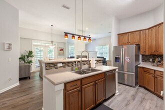 Building Photo - Gorgeous 3/2 Top Floor Condo w/ Private Vi...