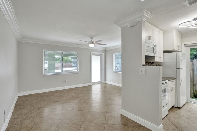 Building Photo - 917 NE 17th Ct