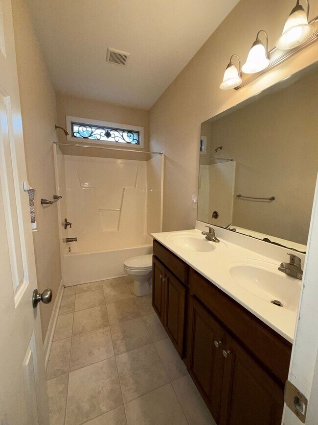 Building Photo - Beautiful 4 bedroom, 2 bath house