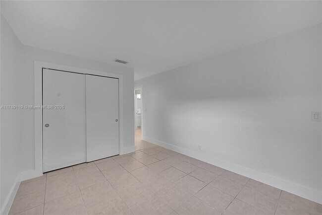 Building Photo - 810 SW 12th Ct