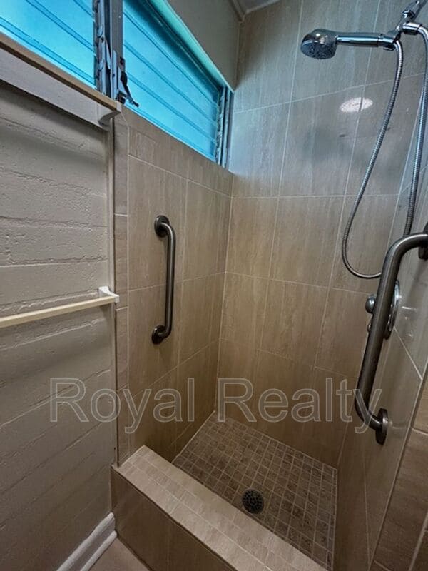 Building Photo - 1380 Uila St