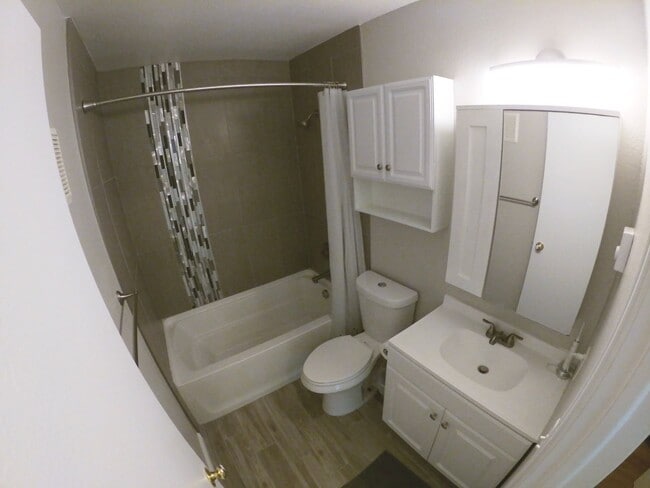 Building Photo - Newly Renovated 2-Bedroom, 1-Bathroom Unit!