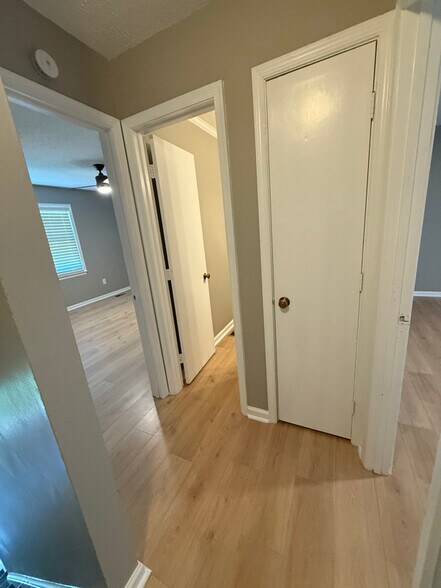 Building Photo - 1405 Harth Dr
