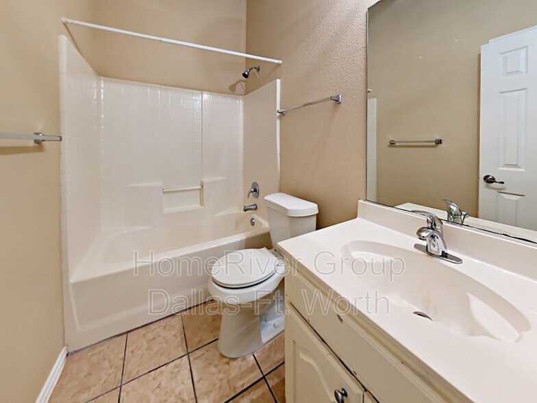 Building Photo - 2024 El Camino Dr