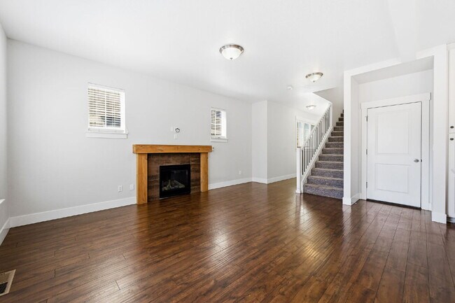 Building Photo - 3BR/2.5BA Townhome in Larkspur — Old Mill, Downtown & Bachelor All Close By