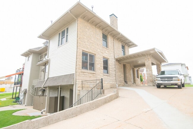 Building Photo - 611 E Capitol Ave