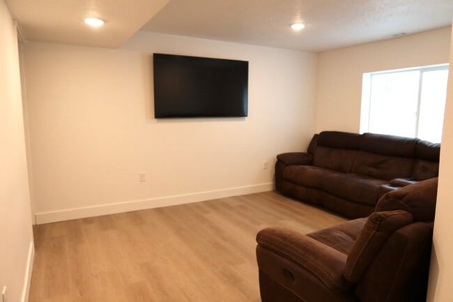 Building Photo - 4038 1180 N