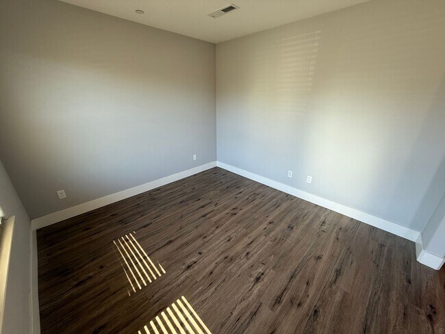Building Photo - NEW PHOTOS! Two-level home located in Coff...