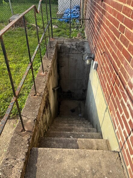 Building Photo - 5602 Midwood Ave