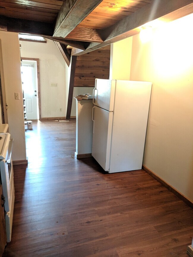 Building Photo - Newly Remodeled Affordable 2 Bedroom 1.5 B...