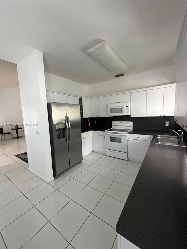 Building Photo - 11690 Briarwood Cir