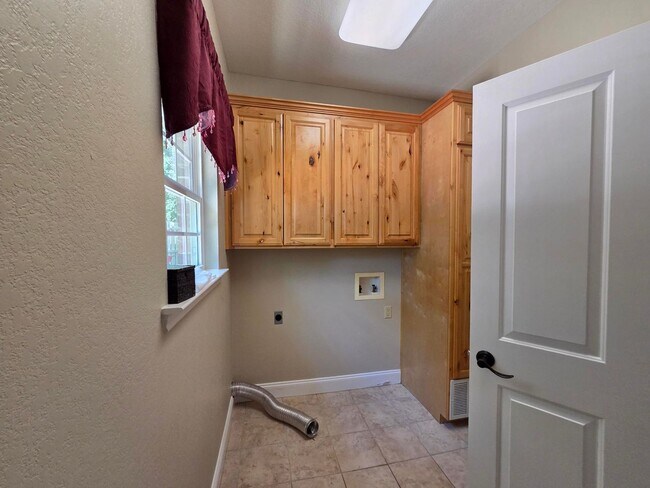 Building Photo - FOR LEASE!! Great location!