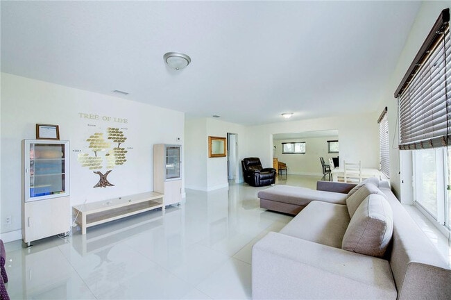 Building Photo - 3322 McKinley St